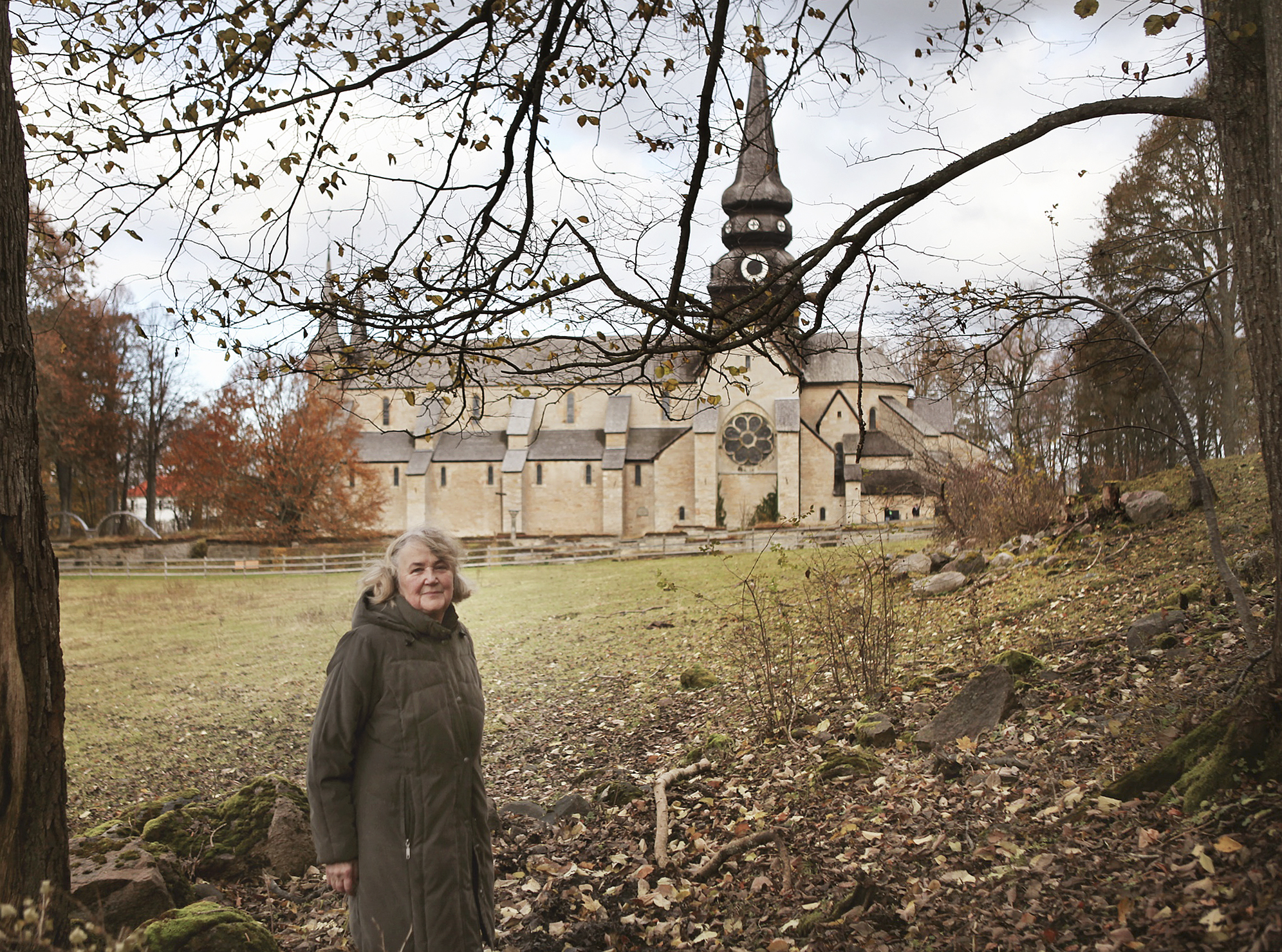 Nanny Andersson framför Varnhems klosterkyrka